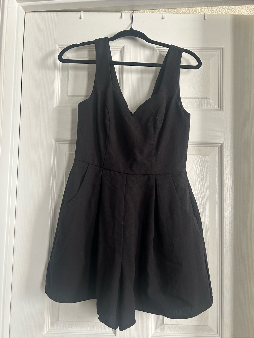 Mi Ami Black V-Neck Sleeveless Mini Dress